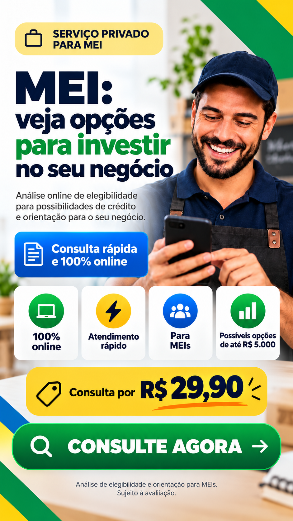 Microempreendedor sorrindo enquanto usa o celular